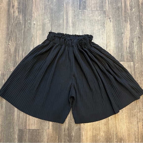Pleated Pants - Women’s Pleated High Waist Black Loose Fit Stretch Shorts Size XS